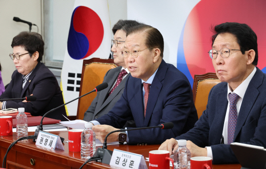 권영세(오른쪽 두번째) 국민의힘 비상대책위원장이 27일 국회에서 열린 비상대책위원회 회의에서 발언하고 있다. [연합뉴스]